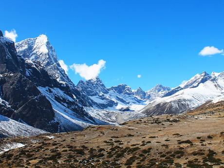 Cestou do Dzonghly se lze pokochat pohledem na šestitisícovku Arakam-Tse