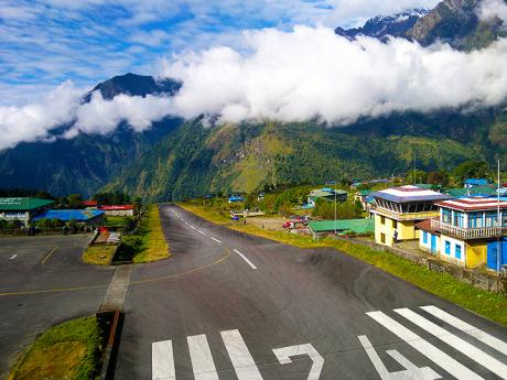 Letiště v Lukle je zasazeno mezi vysokými horskými štíty