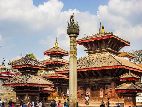 Chrám Bhimsen Temple na náměstí v Káthmándú je plný holubů