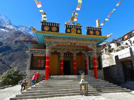 V Himálajích převažující buddhismus je patrný všude, i ve vesničce Thame