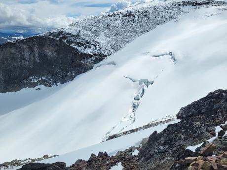 Ledovcové trhliny na norské nejvyšší hoře Galdhøpiggen (2 469 m)
