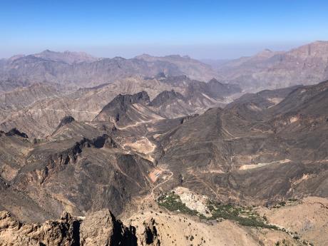 Pohoří Hadžár se táhne podél severovýchodního pobřeží Ománu