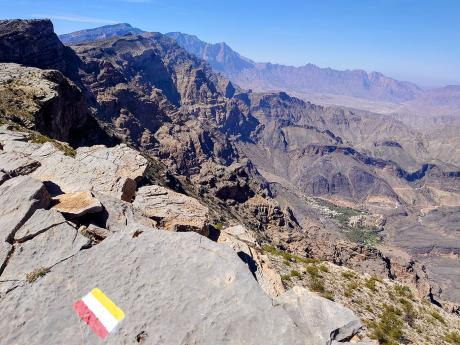 Nejvyšším vrcholem pohoří Hadžár je Džebel Šams