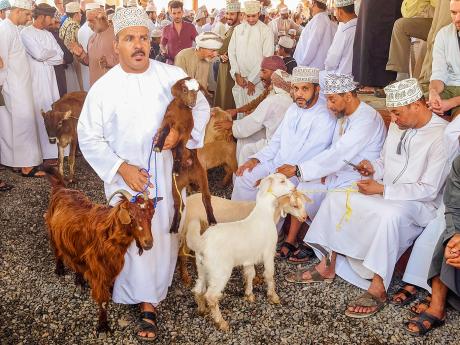 Proslulý kozí trh v Nizwě, bývalém hlavním městě Ománu