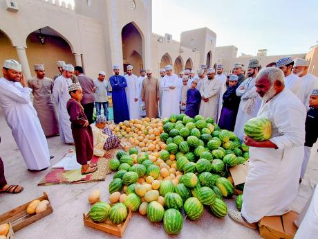 Na trhu s melouny v ománské Nizwě 