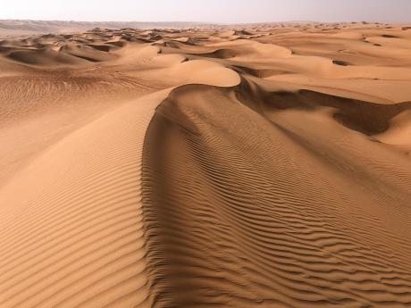 Nekonečné písečné duny pouště Wahiba na východě Ománu