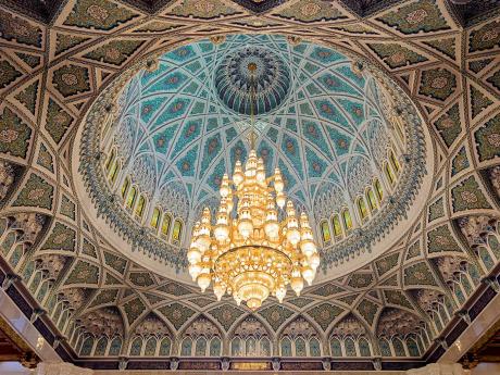Impozantní interiér Velké mešity sultána Kábuse