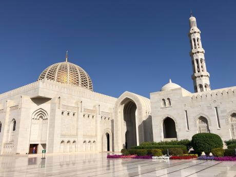Velká mešita sultána Kábuse je jednou z nejvýznamnějších náboženských staveb