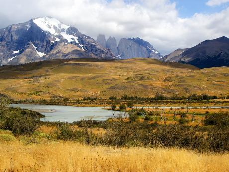 Nižší partie patagonského NP Torres del Paine pokrývá zlatá pampa