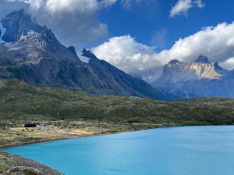 Na treku v národním parku Torres del Paine u jezera Pehoé