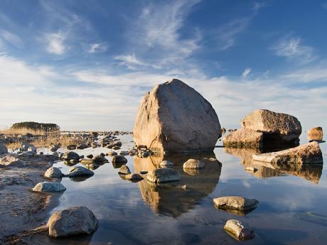 Bludné kameny jsou rozesety podél pobřeží u vesnice Käsmu