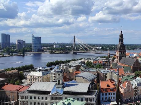 Zavěšený most Vanšu tilts přes řeku Daugava v centru Rigy