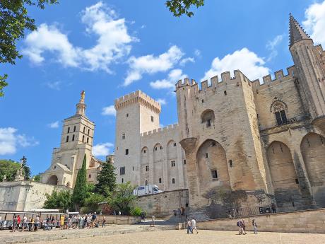 Papežský palác v Avignonu má podobu monumentální pevnosti