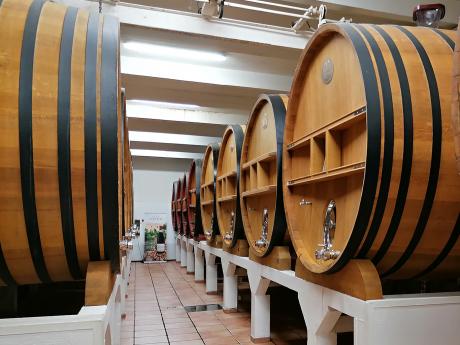 Sudy na zrání vína ve sklepích Châteauneuf-du-Pape