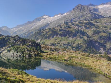 Pico de Aneto (3 404 m) je nejvyšším vrcholem Pyrenejí