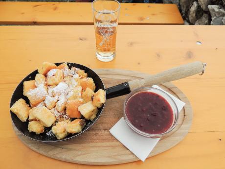 Kaiserschmarrn (císařský trhanec) je klasický alpský dezert