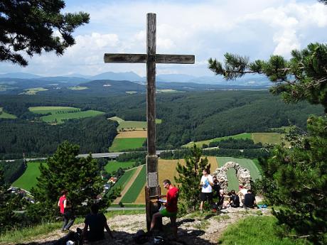 Vrcholový kříž na ferratě Pittentaler klettersteig