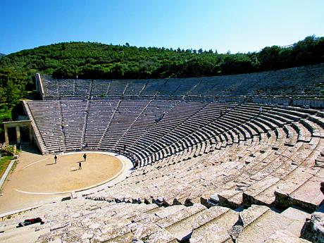 Obrovský antický amfiteátr v Epidauru pojme až 14 tisíc diváků