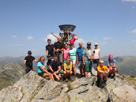 Skupina turistů pózuje na vrcholu Kanarata