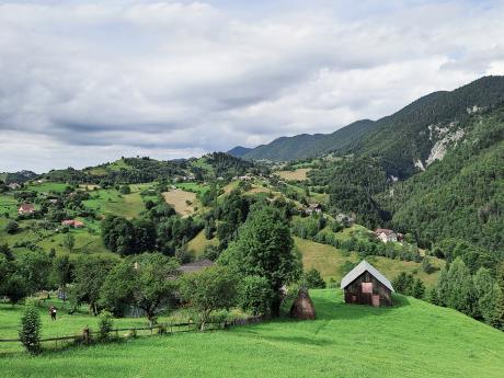 Typická malebná rumunská vesnička u soutěsky Prăpăstiile Zărneștilor