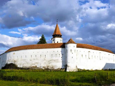 Gotický kostel v Prejmeru ze 13. století chrání 12 m vysoké hradby