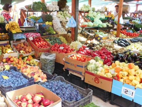 Na rumunském tržišti s ovocem a zeleninou to hraje všemi barvami