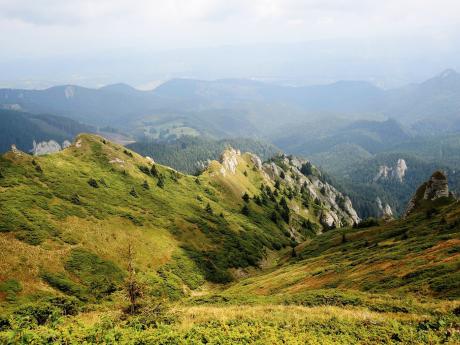 Vlnitý reliéf krajiny v pohoří Ciucaş, které je součástí rumunských Karpat