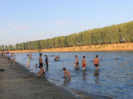 Koupání v řece Dněstr ve Vadu lui Vodă