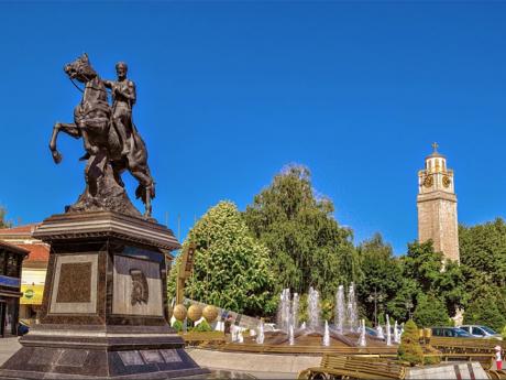 Filip II. Makedonský a hodinová věž na náměstí Magnolia v Bitole
