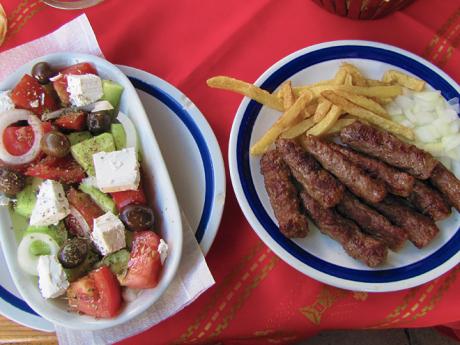 Kebapi z grilovaného mletého masa a makedonská obdoba řeckého salátu