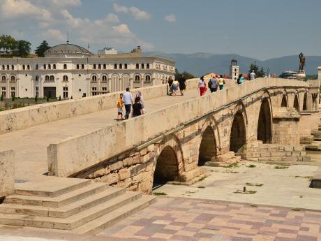 Kamenný most přes řeku Vardar v hlavním makedonském městě Skopje