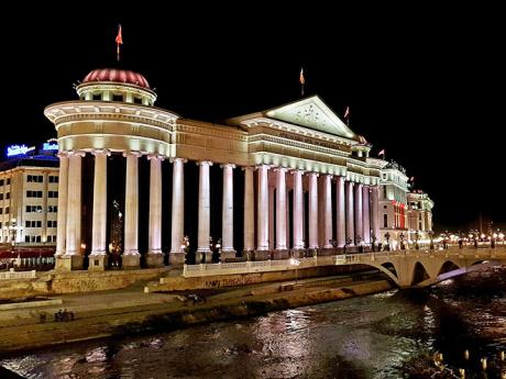 Noční procházka působivě osvětleným městem Skopje