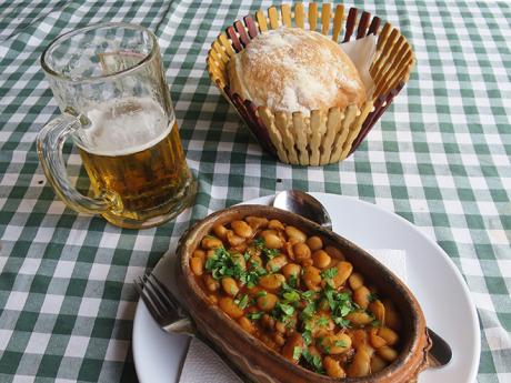 Tavče gravče je tradiční makedonský pokrm z čerstvých fazolí