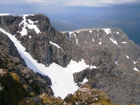 Na vrcholu hory Ben Nevis se i v létě může místy držet sníh