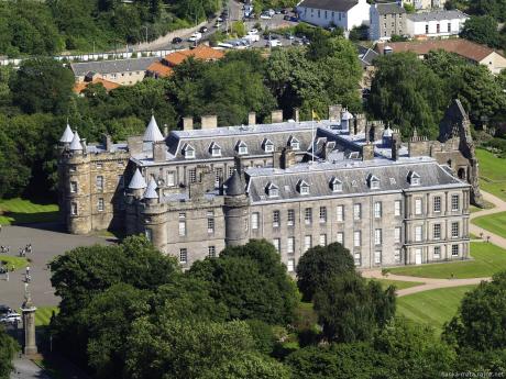 Palác Holyroodhouse je oficiální sídlo britského monarchy ve Skotsku