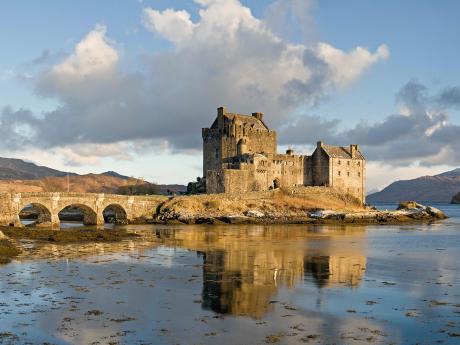 Hrad Eilean Donan byl založen roku 1230 jako ochrana před Vikingy