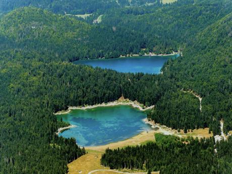 Italská jezera Laghi di Fusine uprostřed jehličnatých lesů
