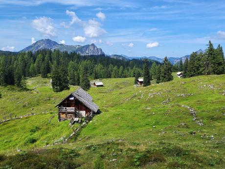 Typické dřevěné chaty potkáte cestou na Hoher Kalmberg (1 833 m) 