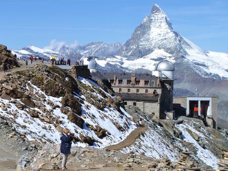 Z vyhlídkové plošiny mají pozorovatelé Matterhorn jako na dlani