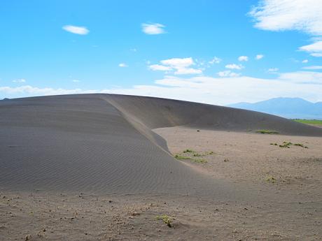 Pohyblivá písečná duna, která se podle odhadů každý rok posune o cca 17 m