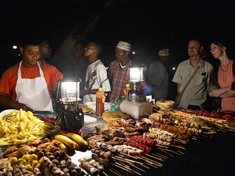Na večerním tržišti Forodhani lze ochutnat místní grilované speciality
