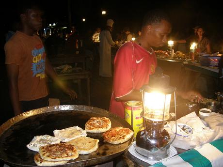 Příprava "Zanzibar pizza" ve Forodhani Gardens