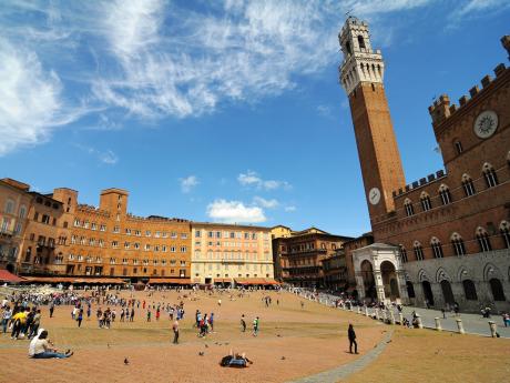 Náměstí Piazza del Campo v centru Sieny svým tvarem připomíná lasturu