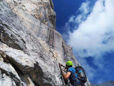 Úsek s žebříky na nejdelší rakouské ferratě Priel Klettersteig 