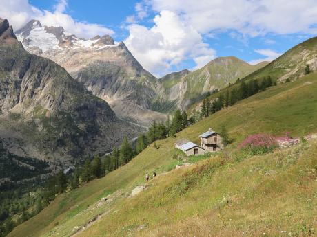 Výhled z italského hřebene Mont de la Saxe do údolí Val Ferret 