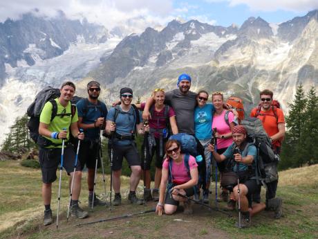 Parta borců a borkyň pod masivem Mont Blancu