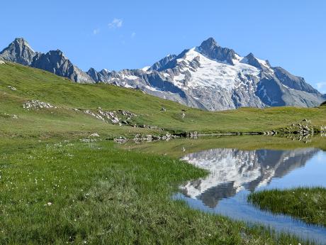 Odraz hory Tête Nord des Fours v alpském jezírku