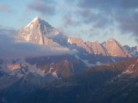 Ranní pohled na monumentální vrchol Aiguille du Verte