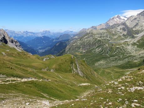 Táhlé svahy pod sedlem Col du Bonhomme, vpravo masiv Mont Blancu
