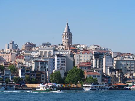 Pohled na Galatskou věž a istanbulskou městskou část Karaköy